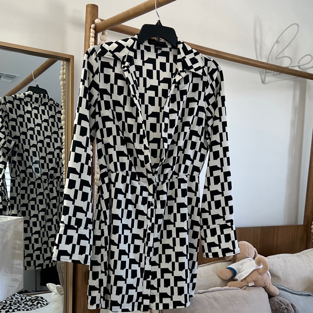 Sanctuary Black and White Long Sleeve Dress Rhinestone buttons on cuffs !